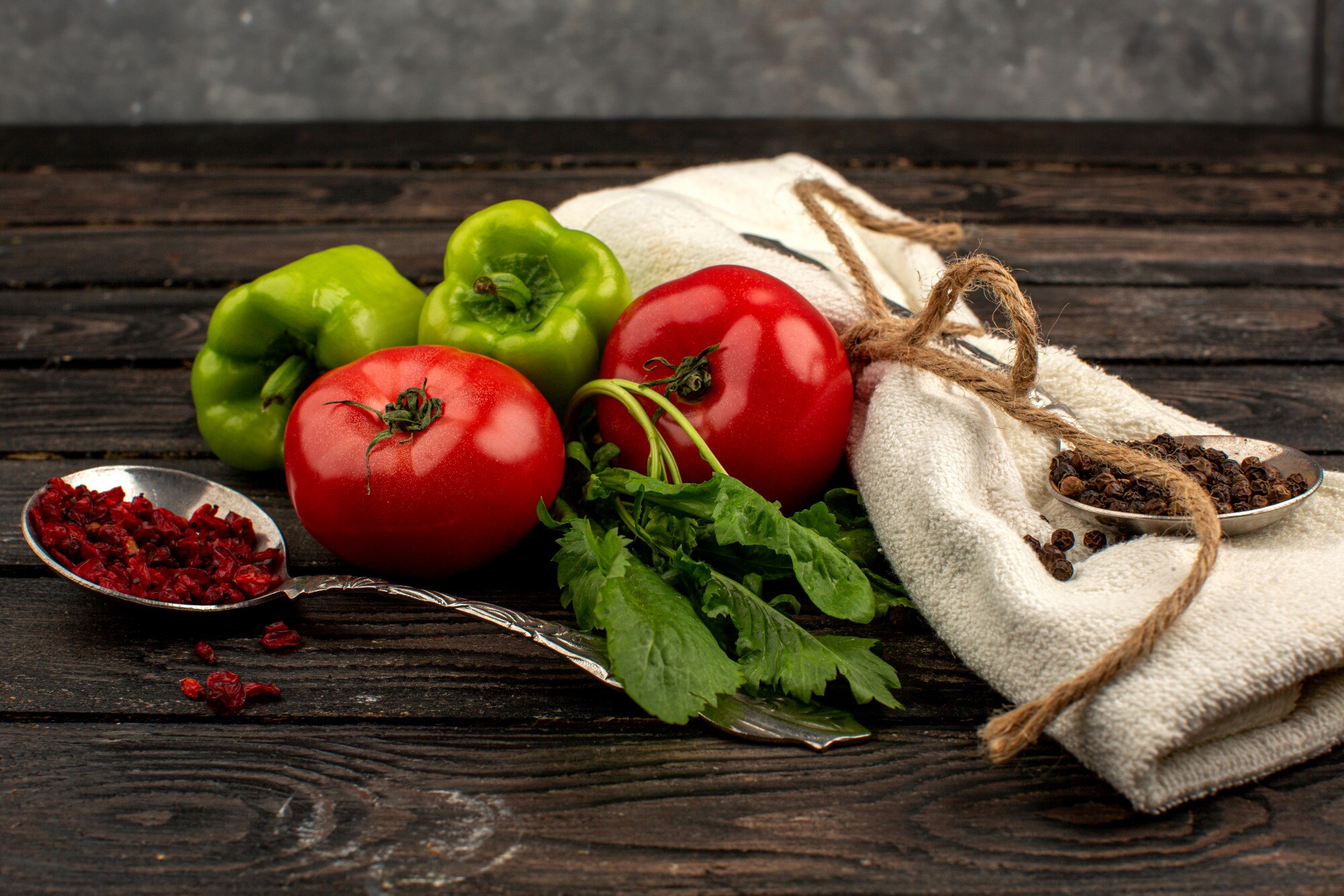 Ingredientes frescos y naturales sobre una mesa rústica