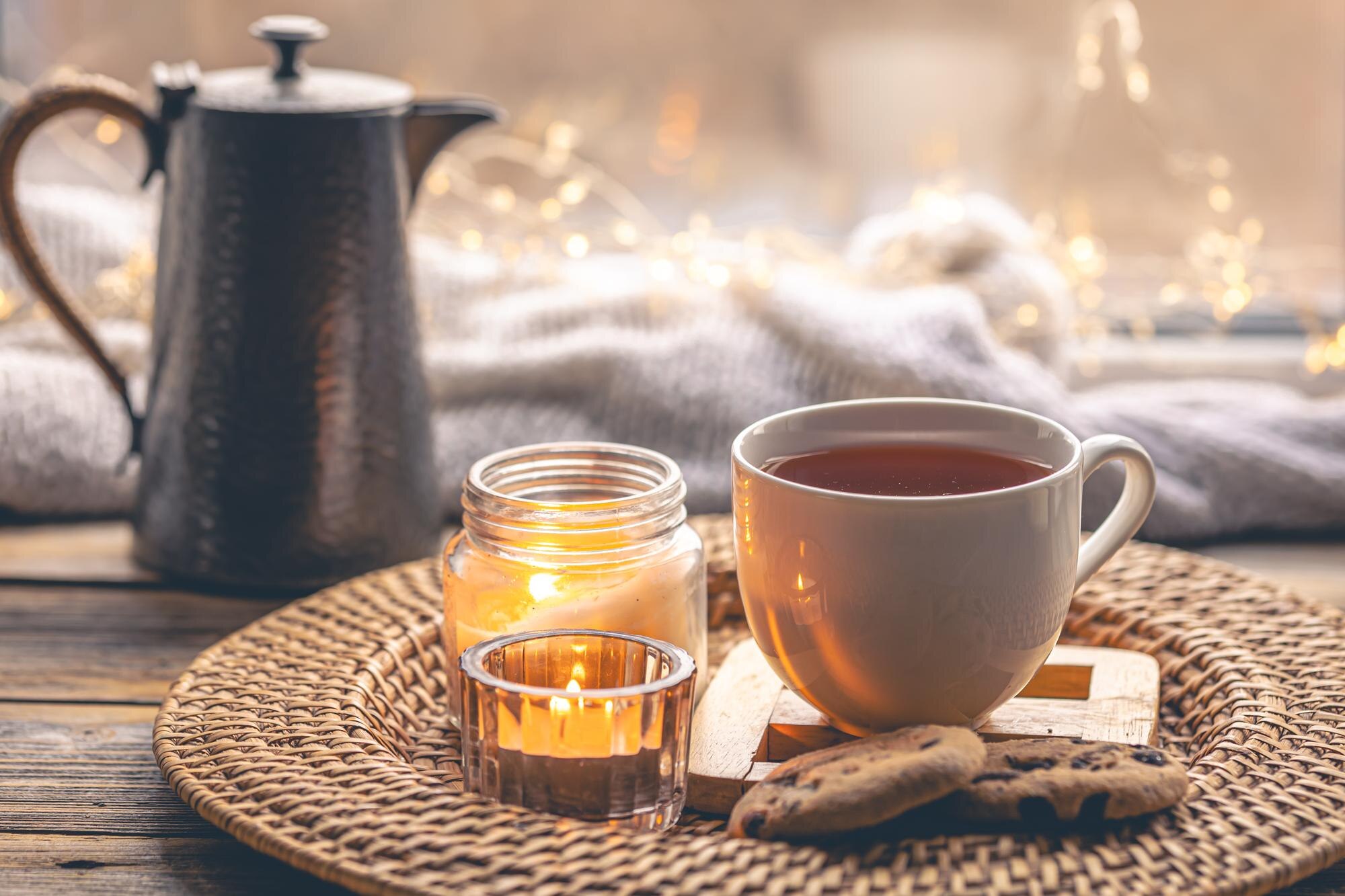 Taza de té e iluminación tenue, simbolizando descanso